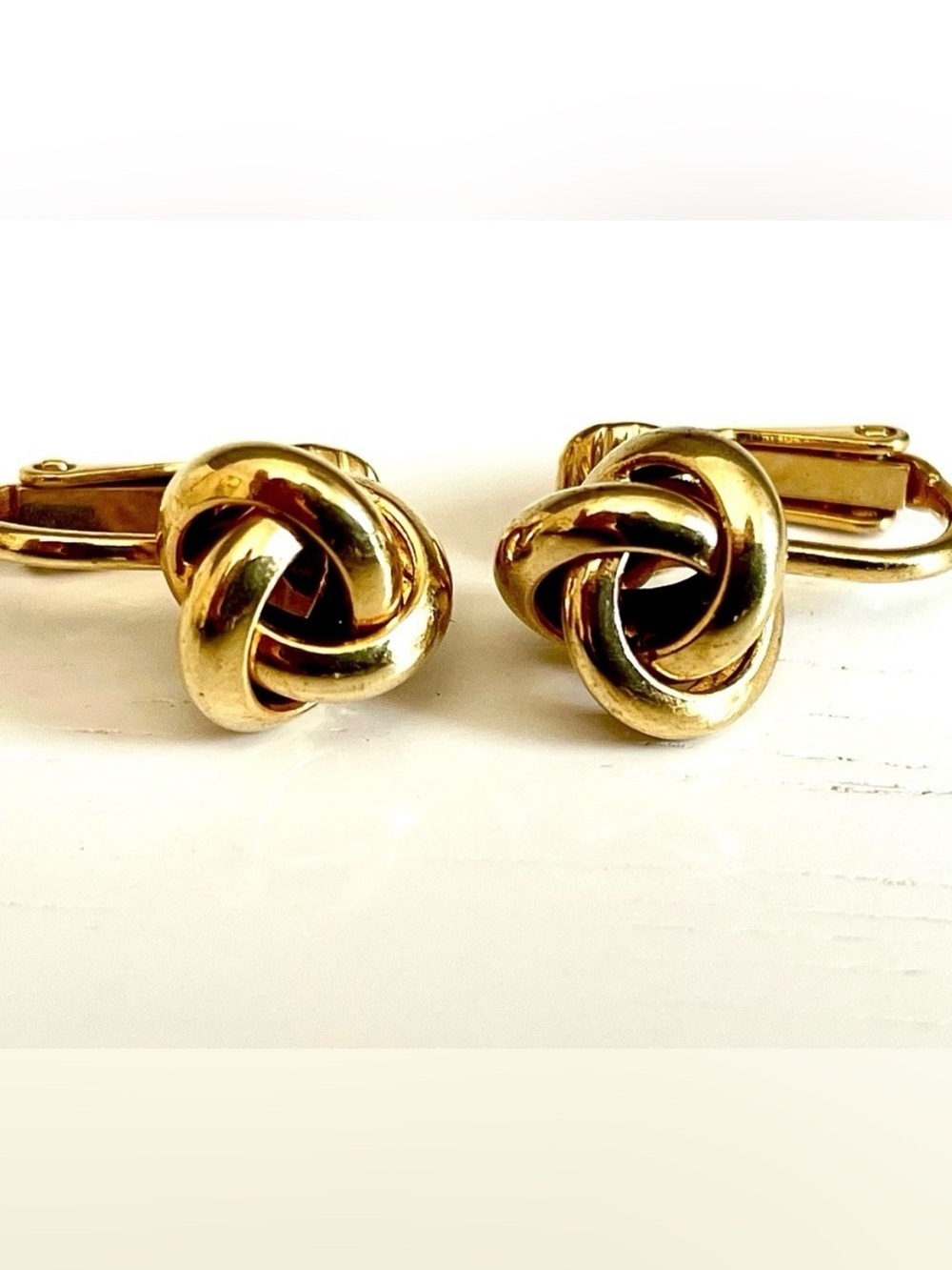 Avon Vintage Gold Tone Knot Clip On Earrings Love Knot Minimalist Chic Retro EUC